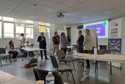 GEYVO recrutement en temps partagé au MIREC sur le thème « Tutorat, mentorat et parrainage : des solutions concrètes au service du retour à l’emploi ». Gens dans une salle avec table et écran de projection.