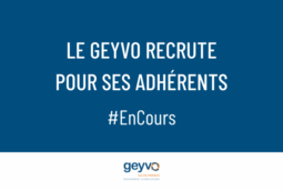 Création graphique. Fond bleu. Texte blanc "le geyvo recrute pour ses adhérents. en cours". Logo du geyvo groupement d'employeurs sur fond blanc
