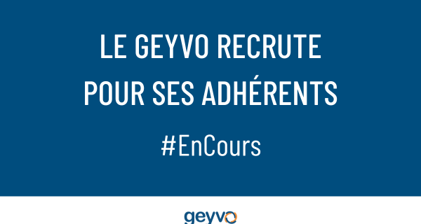 Création graphique. Fond bleu. Texte blanc "le geyvo recrute pour ses adhérents. en cours". Logo du geyvo groupement d'employeurs sur fond blanc