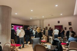 Des personnes réunies par le Club Protéine Essonne au Bartô Fraté.