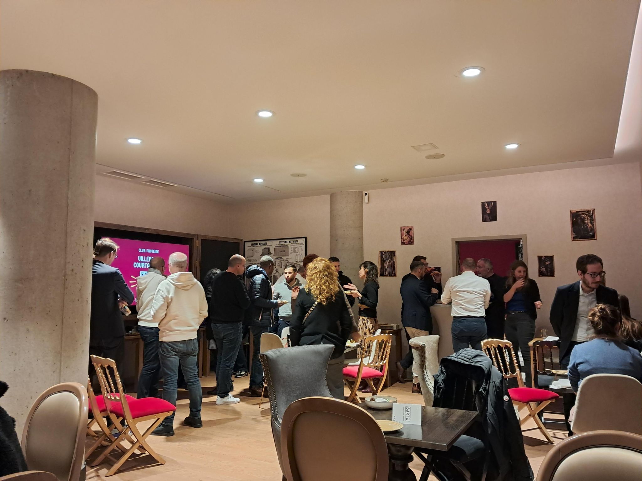 Des personnes réunies par le Club Protéine Essonne au Bartô Fraté.