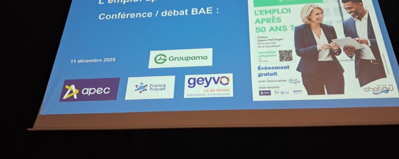 photo prise par Sylvain Ali lors de la conférence débat organisé par BAE boucle accueil emploi Yvelines à Chatou. image projetée sur le retroprojecteur, titre l'emploi après 50 ans, conférence débat BAE.