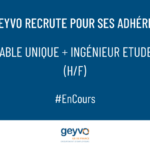 Affiche pour le recrutement en cours en temps partagé pour 2 entreprises adhérentes du GEYVO. Texte en blanc sur fond bleu : le geyvo recrute pour ses adhérents, comptable unique + ingénieur études prix (homme / femme), hashtag en cours. Logo du GEYVO sur fond blanc