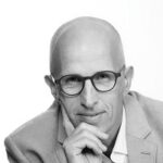 photo portrait en noir et blanc de yves salaun, dg facility, entreprise adhérente au geyvo ile de france, recrutement en temps partagé