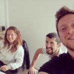 photo dans un bureau en mode selfie de pierre et tim, co-gérants de tipi expertise, entreprise adhérente au geyvo ile de france, recrutement en temps partagé